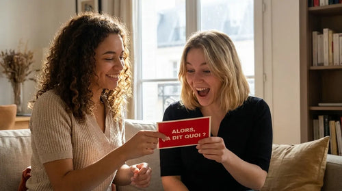 Femme tendant une carte postale – cadeau envoyé dans le futur"